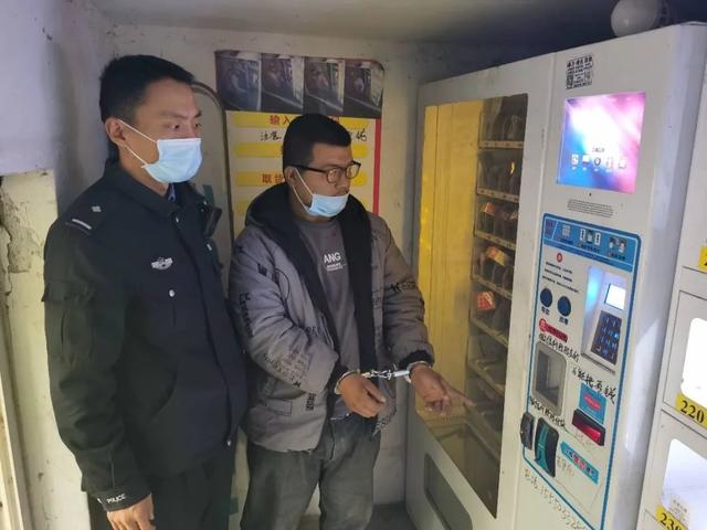 成人用品店老板盗窃其他无人售货店，赃物放在自己店里卖